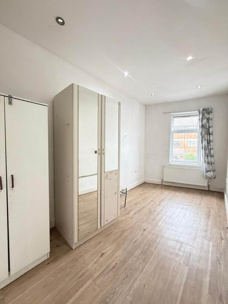 Apartment in Southall - View 4