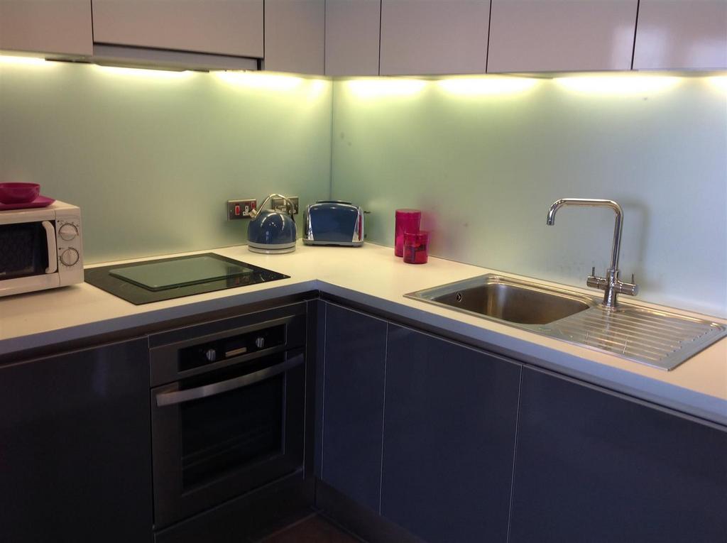 Apartment in Liverpool, Waterfront, Vauxhall - View 3