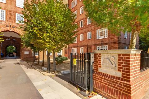 3 bedroom flat for sale, Swan Court, Chelsea Manor Street, London SW3