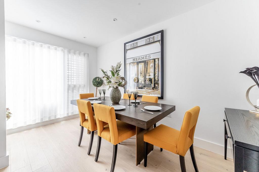 House in LONDON - View 2