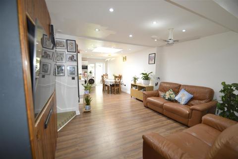 3 bedroom terraced house for sale, Davington Road, Dagenham