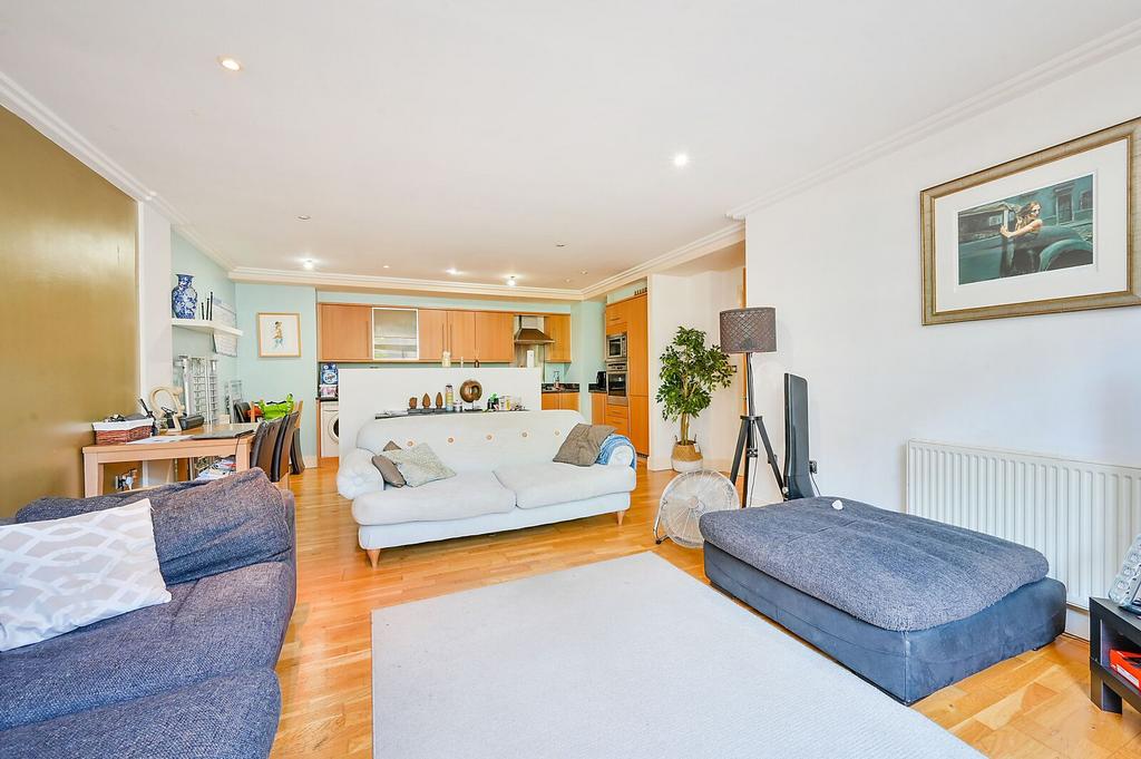 Apartment in Brentford - View 3