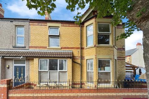 4 bedroom end of terrace house for sale, Sandringham Avenue, Rhyl LL18 1NL