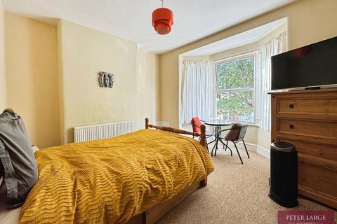 4 bedroom end of terrace house for sale, Sandringham Avenue, Rhyl LL18 1NL