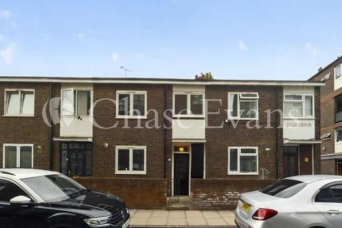 4 bedroom terraced house to rent, Woodall Close, London, E14