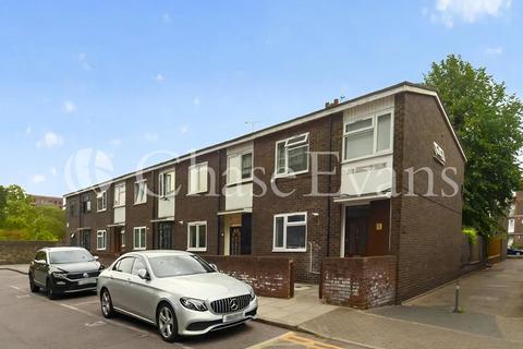 4 bedroom terraced house to rent, Woodall Close, London, E14