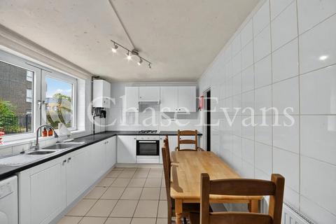 4 bedroom terraced house to rent, Woodall Close, London, E14