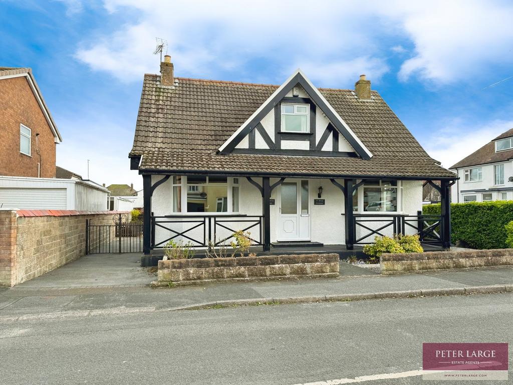 Large Bay Construction Methods Bryn Avenue, Kinmel Bay, LL18 5BH 3 bed detached house for sale - £225,000