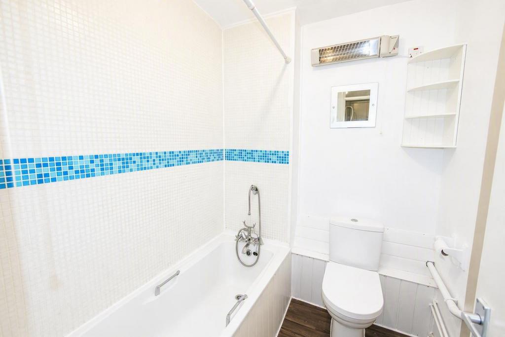 Apartment in Northolt - View 3