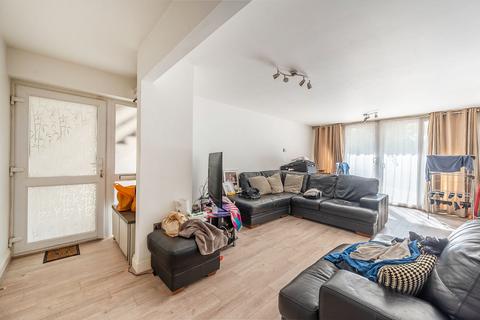 3 bedroom flat for sale, Daneglen Court, Stanmore, HA7