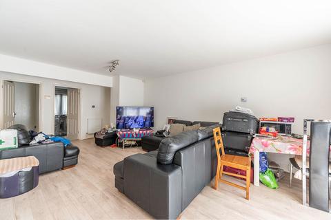 3 bedroom flat for sale, Daneglen Court, Stanmore, HA7