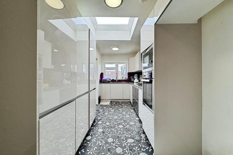 4 bedroom semi-detached house for sale, Glenwood Grove, London, NW9