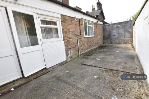 2 bedroom flat to rent, Crescent Road, Luton, LU2