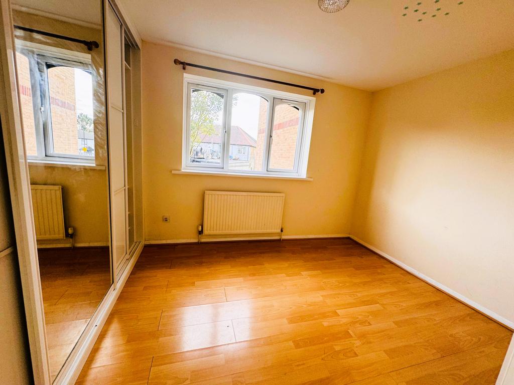 Apartment in Southall - View 3