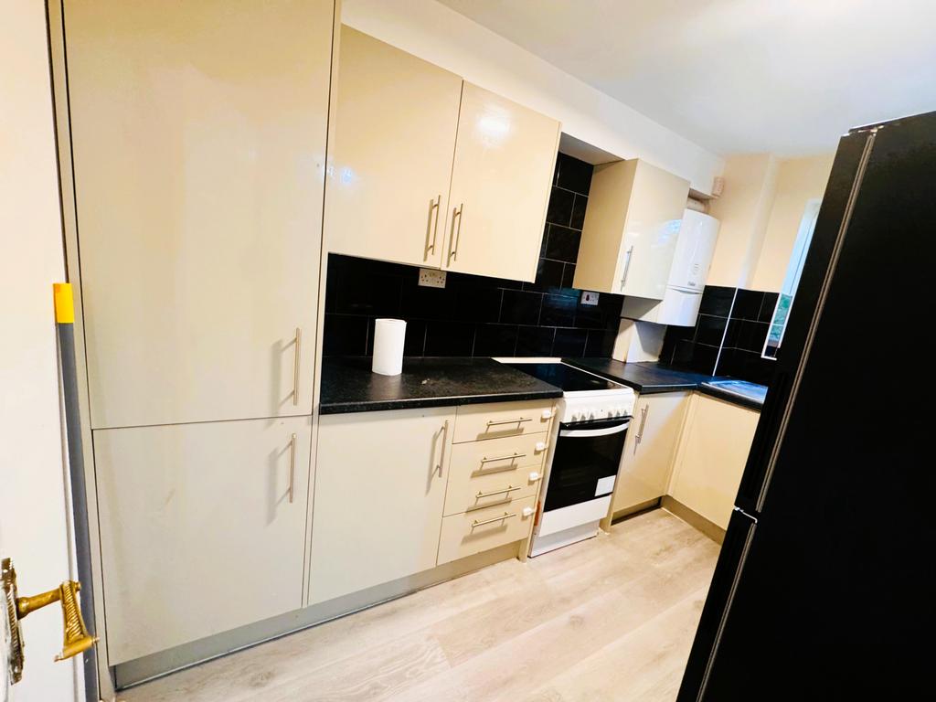 Apartment in Southall - View 5