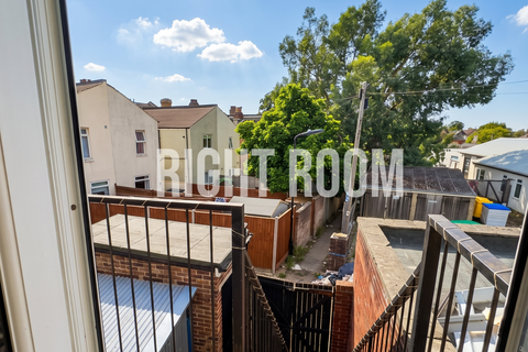 2 bedroom flat to rent, 2 Bed Flat, Shirley High Street, Southampton SO15 3NG