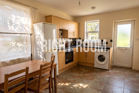 2 bedroom flat to rent, 2 Bed Flat, Shirley High Street, Southampton SO15 3NG
