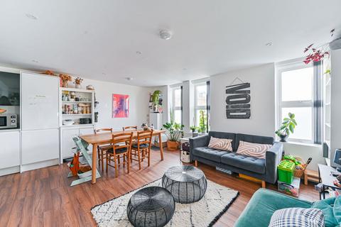 2 bedroom flat to rent, Brownhill Road, Catford, London, SE6