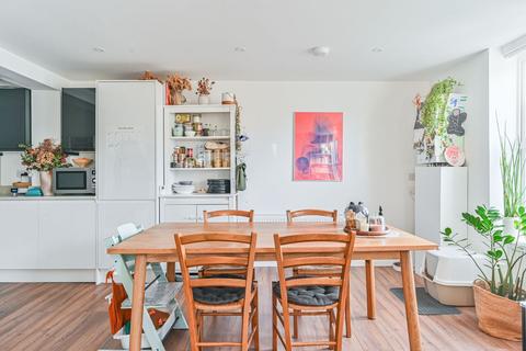 2 bedroom flat to rent, Brownhill Road, Catford, London, SE6