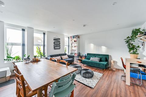 2 bedroom flat to rent, Brownhill Road, Catford, London, SE6