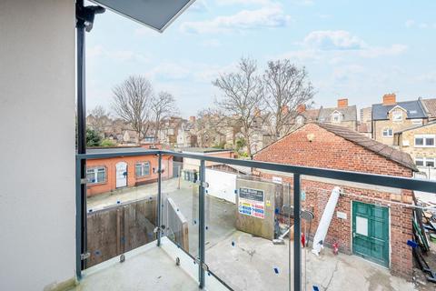 2 bedroom flat to rent, Brownhill Road, Catford, London, SE6