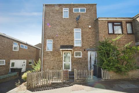 3 bedroom townhouse for sale, Winchester Gardens, Luton