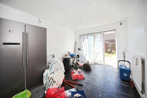 3 bedroom townhouse for sale, Winchester Gardens, Luton
