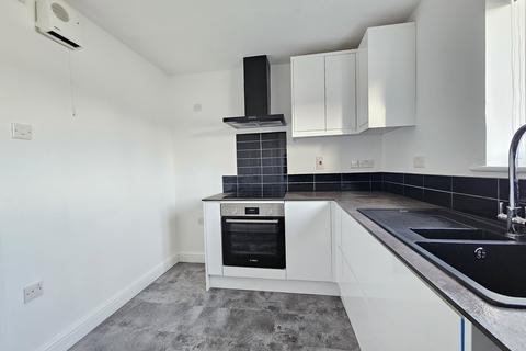 2 bedroom flat to rent, Kinross Court, London, SE6