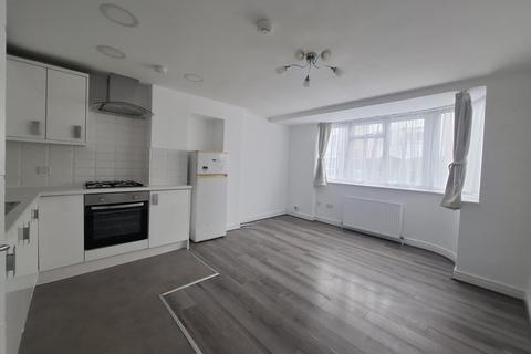 3 bedroom flat to rent, Danes Gate, Harrow HA1