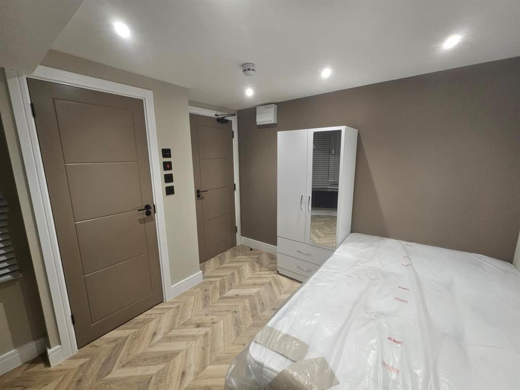 Apartment in Greenford - View 2