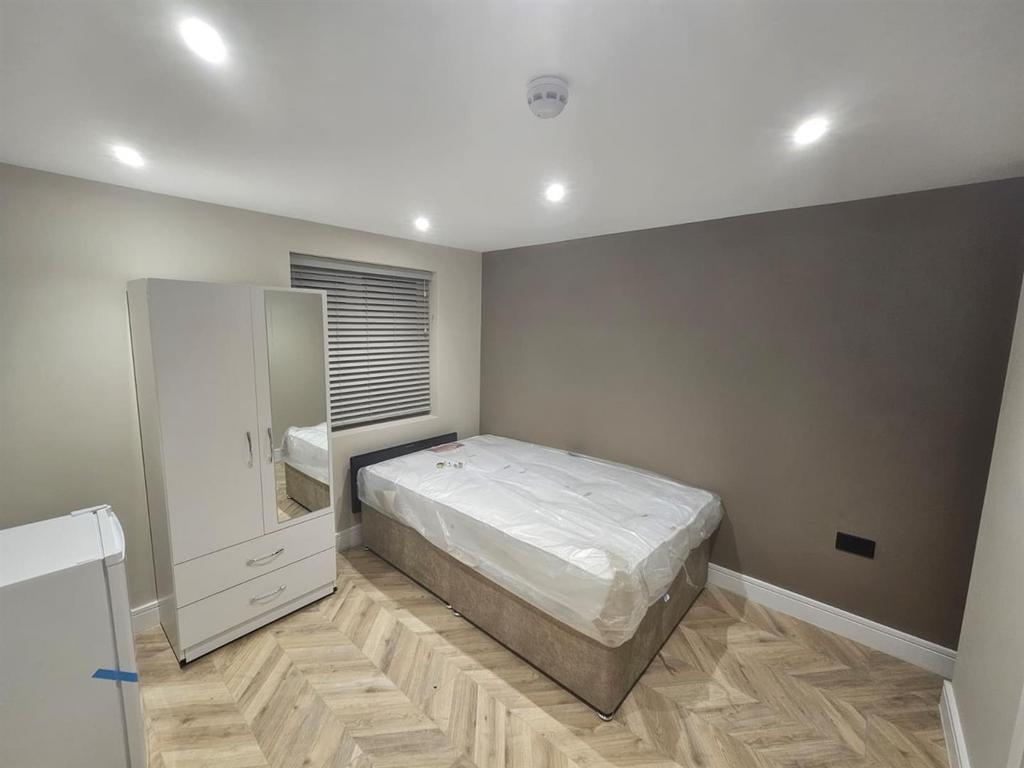 Apartment in Greenford - View 3