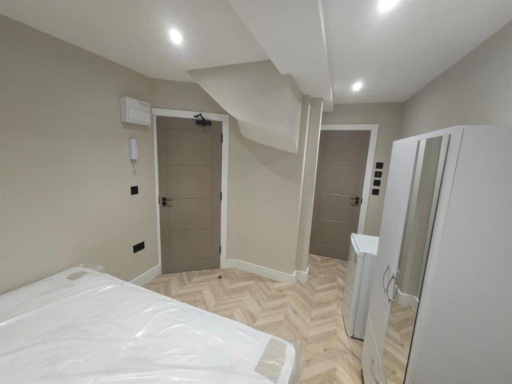 Apartment in Greenford - View 4