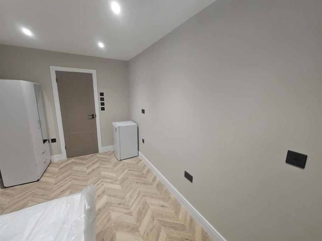 Apartment in Greenford - View 5