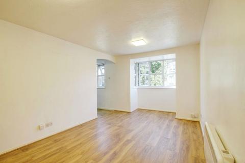 Studio to rent, Knowles Close, West Drayton UB7