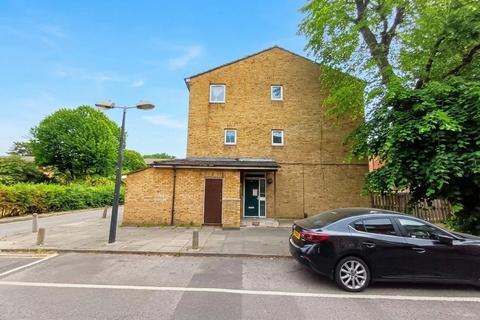 4 bedroom end of terrace house to rent, Montague Square, London SE15