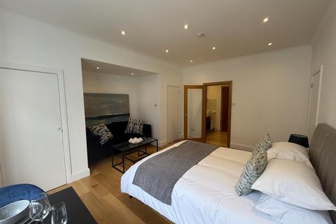 Studio to rent, Hallam Street, Marylebone