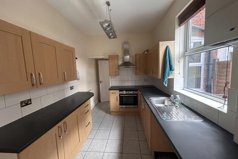 4 bedroom terraced house to rent, Milcote Road, Smethwick, B67
