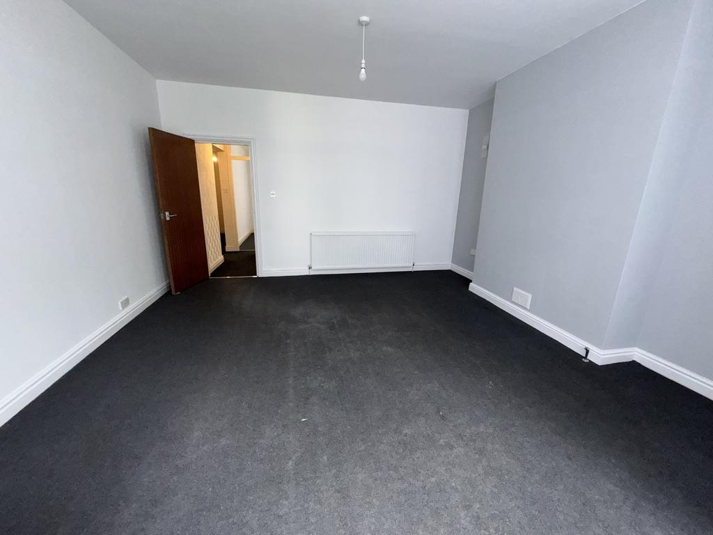 Apartment in Birkenhead, Lower Tranmere - View 3
