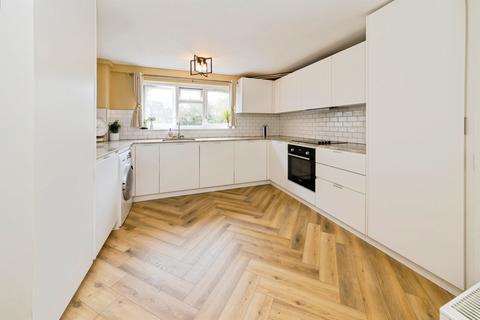 2 bedroom ground floor flat for sale, Churchill Road, Smallfield, Horley