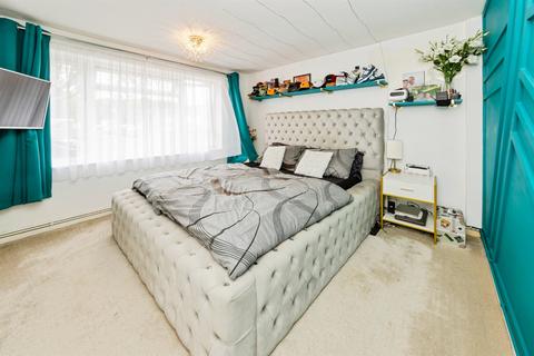 2 bedroom ground floor flat for sale, Churchill Road, Smallfield, Horley