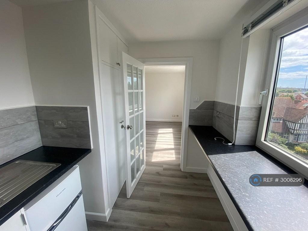 Apartment in Hove, Brighton and Hove - View 4