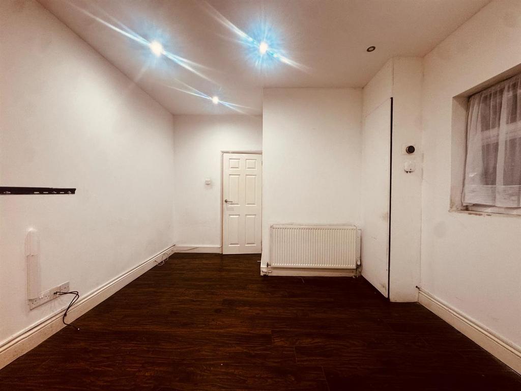 Apartment in Ilford - View 2