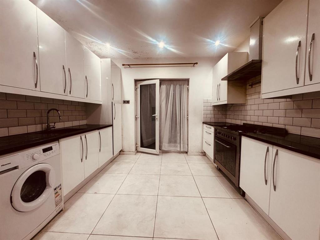Apartment in Ilford - View 3