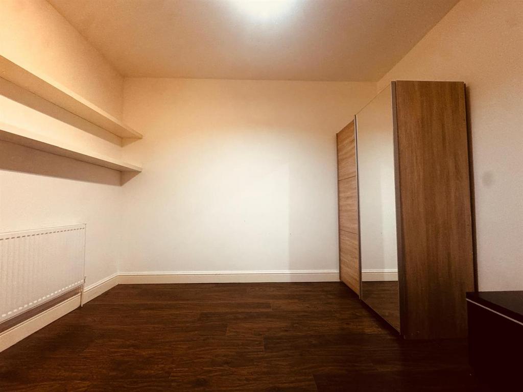 Apartment in Ilford - View 4