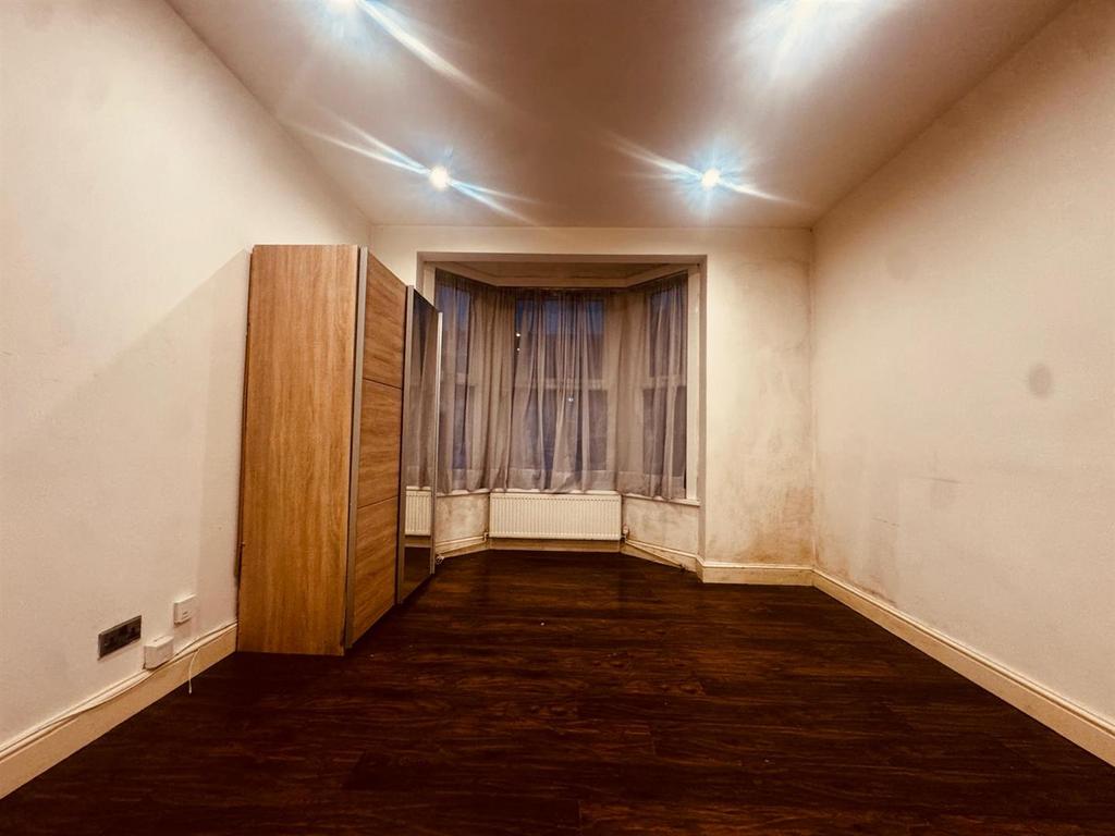 Apartment in Ilford - View 5