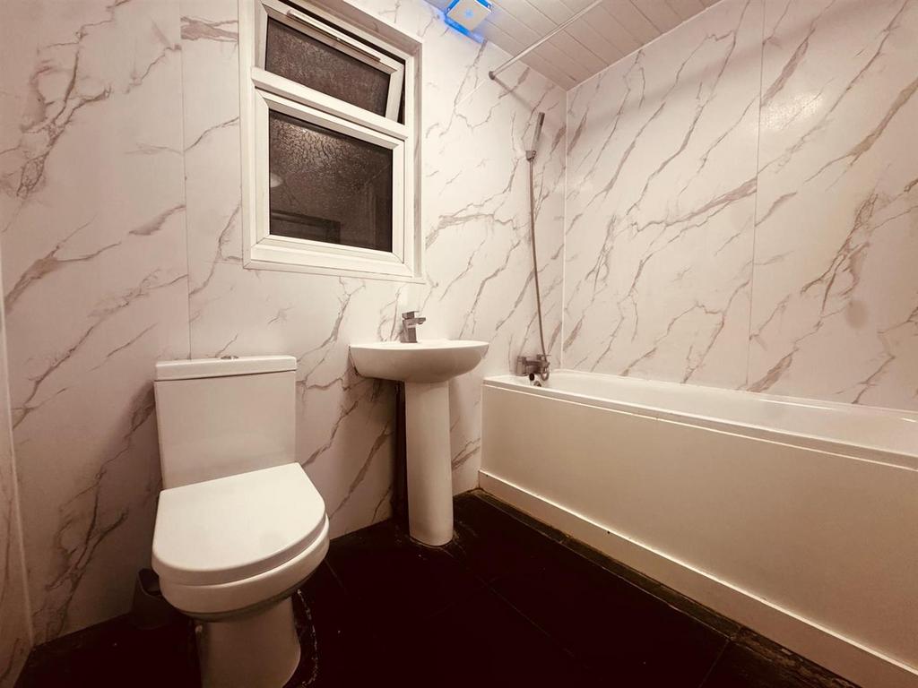 Apartment in Ilford - More