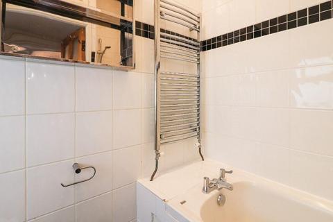 1 bedroom house of multiple occupation to rent, Great South West Road, Hounslow TW4