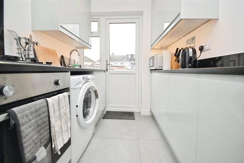 3 bedroom semi-detached house to rent, Windermere Avenue, Elm Park, Hornchurch, RM12