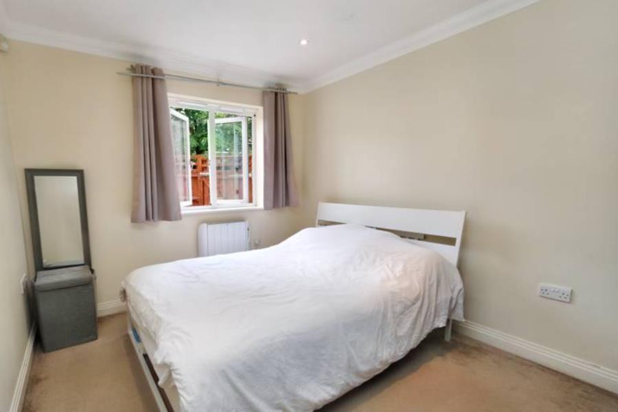 Apartment in Surbiton - View 3
