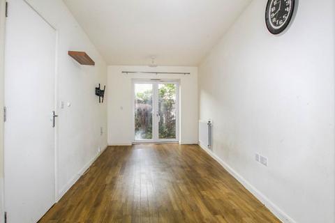2 bedroom ground floor flat to rent, Featherstone Court, Featherstone Road, Southall